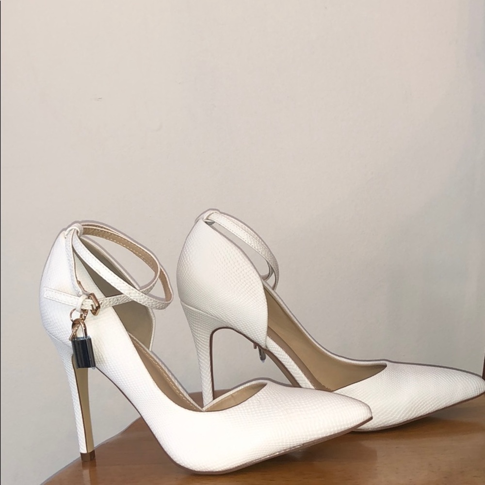 NEW in box. White closed toe high Heels. Size11🎈